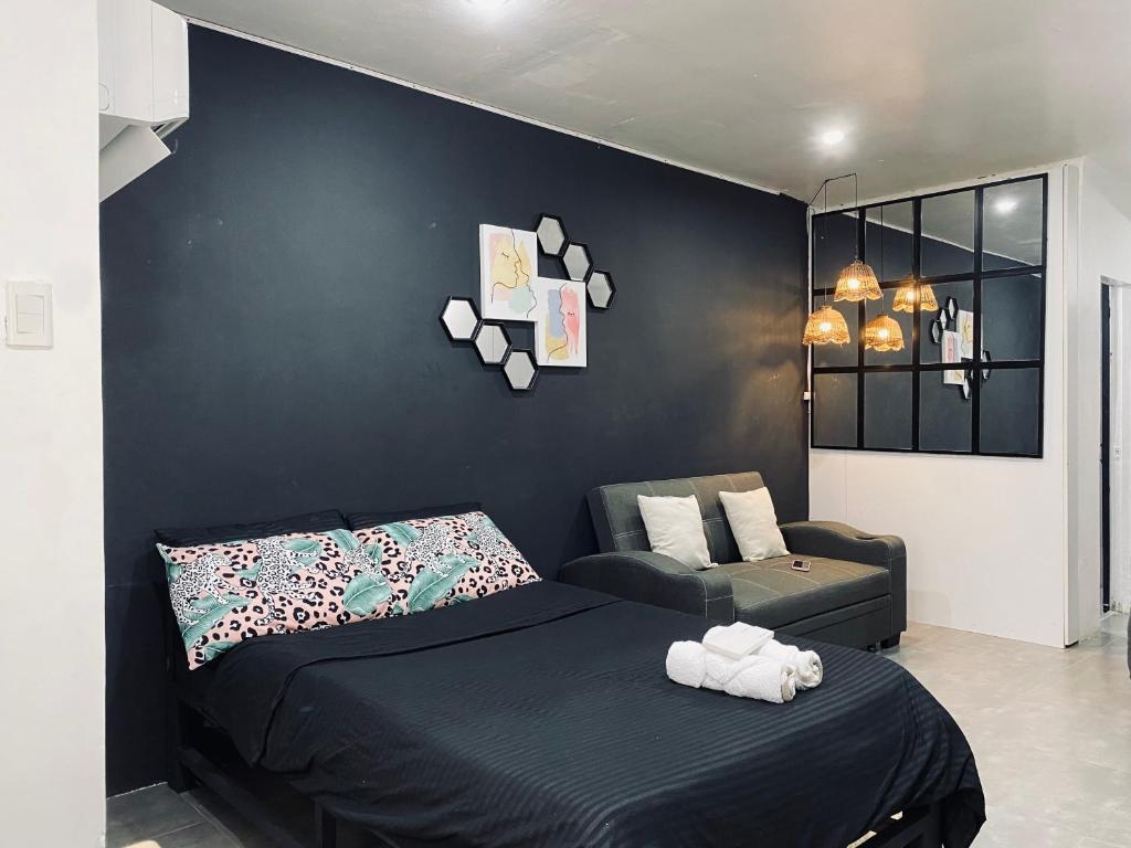 曼达维市AKC AirBNB的一间黑色卧室,配有一张床和一张沙发