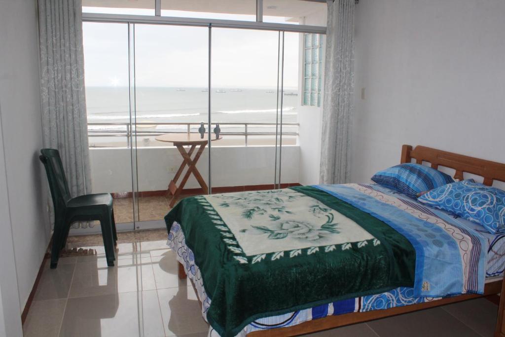 奇卡马港TITI SURF CHICAMA的一间卧室配有一张床,享有海景