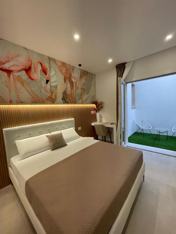 奥尔比亚Bullerjanos的一间卧室设有一张大床和一个大窗户