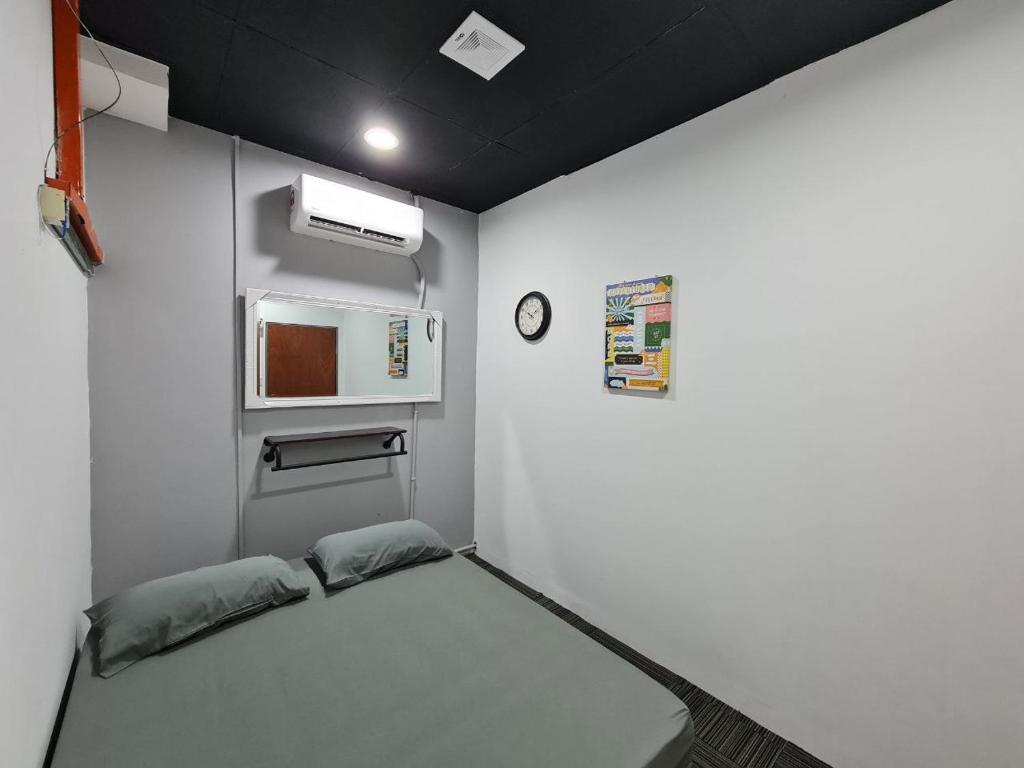 雪邦Ayden Hostel Airport Transit - KLIA的小房间设有床铺和微波炉
