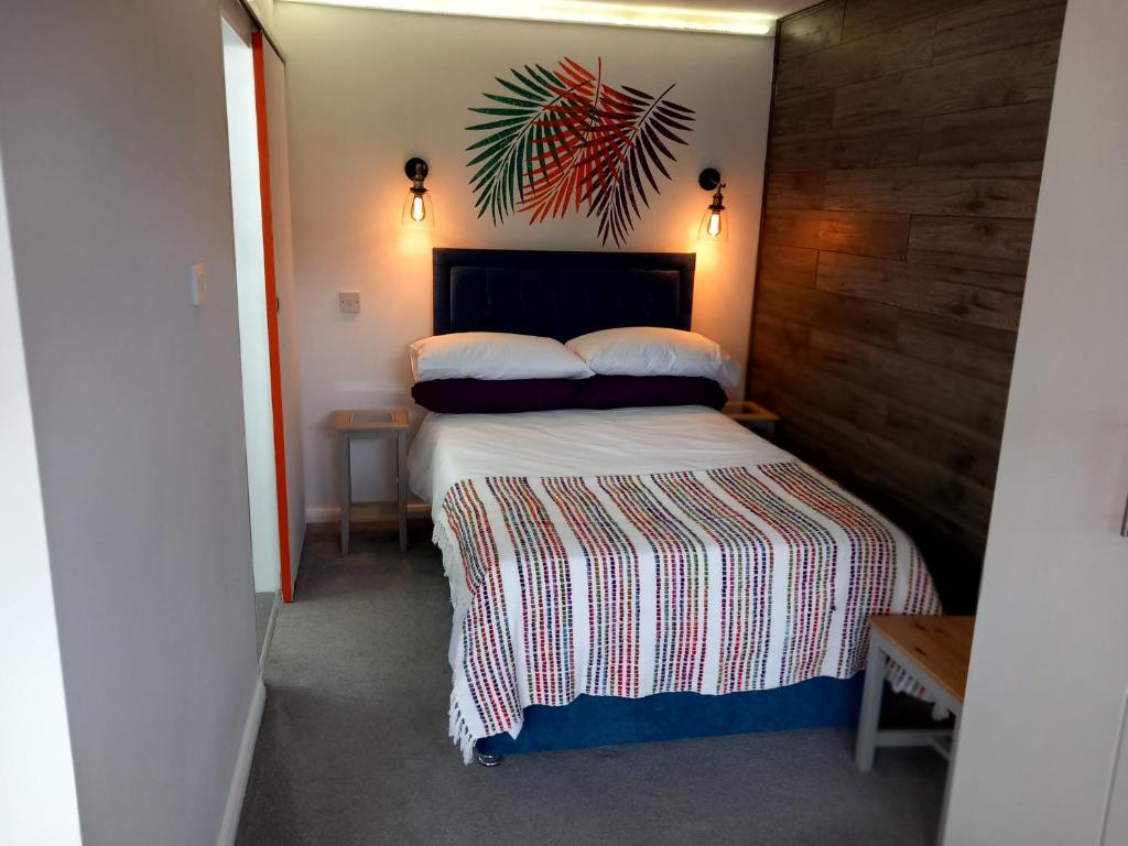 Thistles -Private Entrance Studio的一间卧室配有一张木墙床