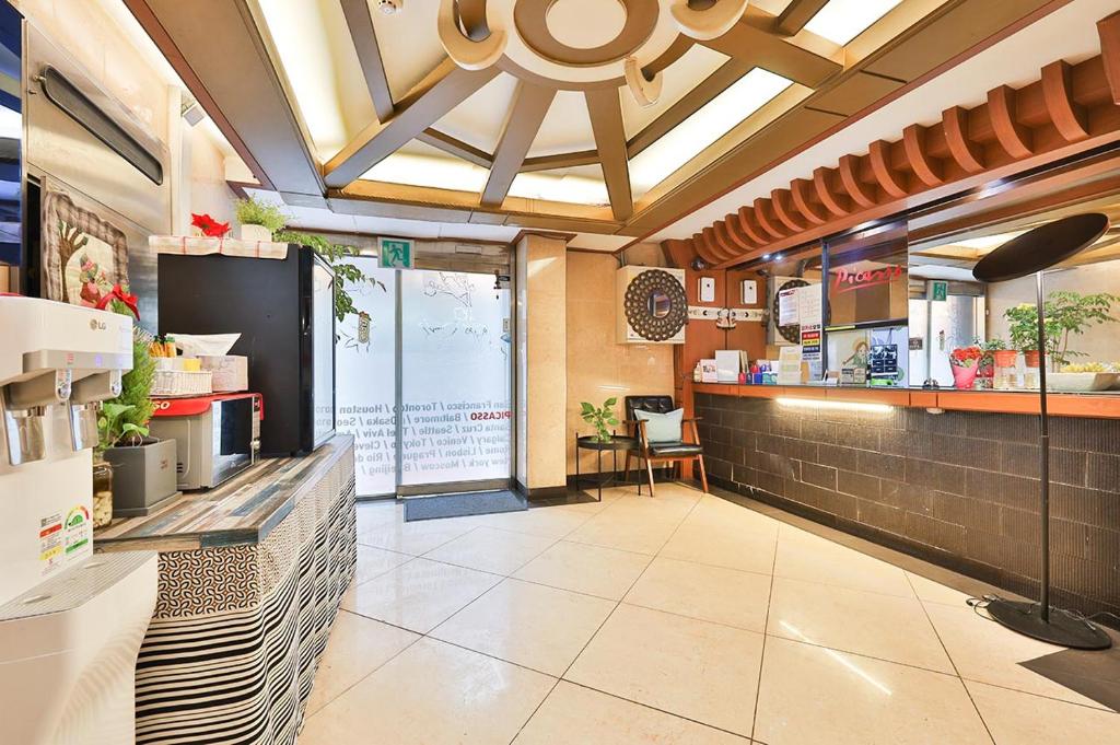 首尔Picasso Motel的一间设有柜台的快餐店和一间餐厅