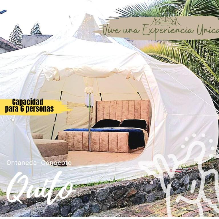 基多Hermoso Glamping en Quinta Privada的白色帐篷,配有一张床