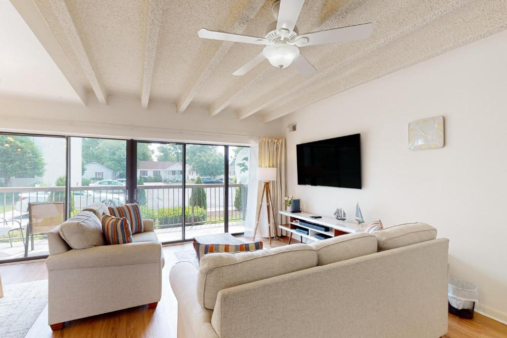 大洋城Tiburon 2C的客厅配有2张沙发和1台平面电视