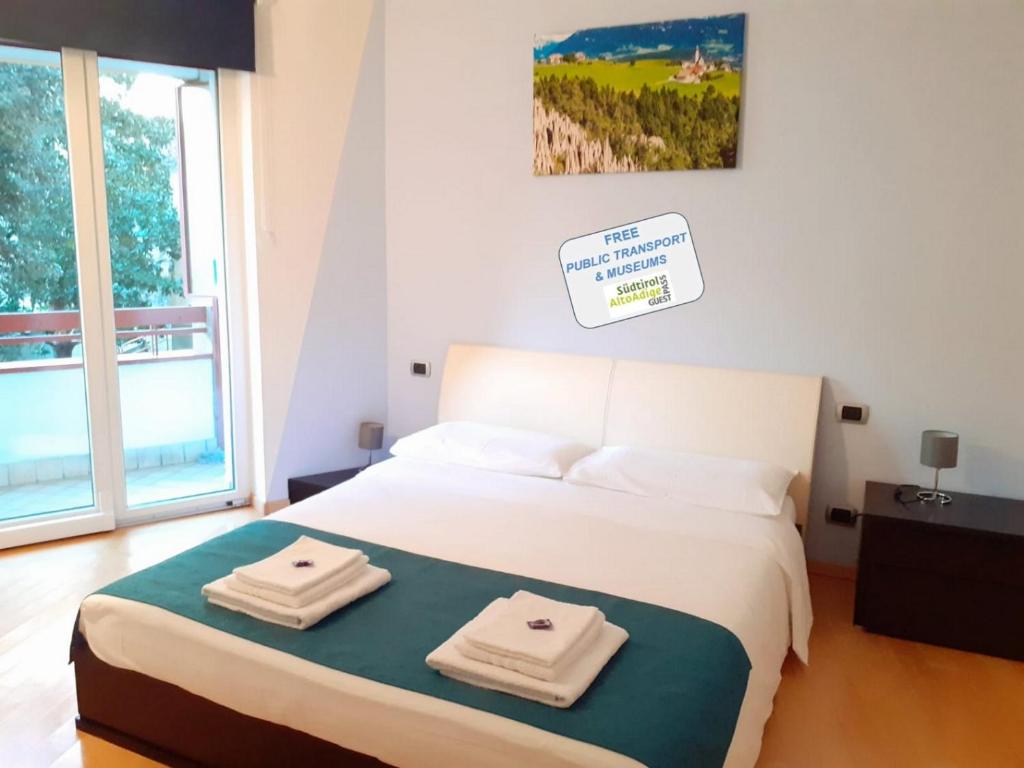 博尔扎诺Appartamento ospitale的一间卧室配有一张床,上面有两条毛巾