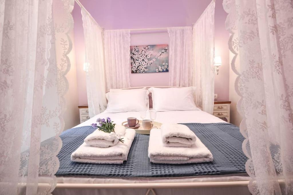 西洛卡特伦Dream Luxury Home的白色卧室,配有带毛巾的床