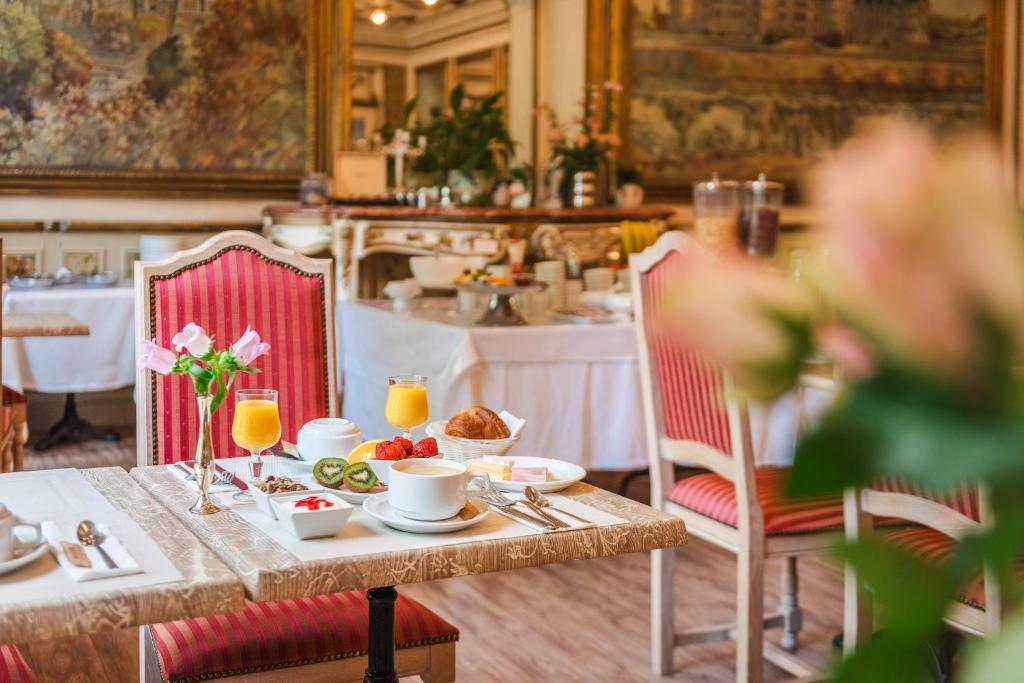 布鲁瓦法国和盖斯酒店的一张桌子上放着一盘食物