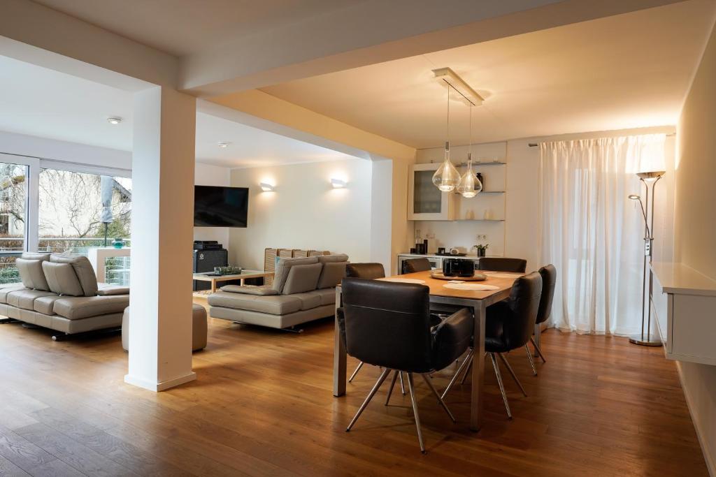 埃佩尔海姆Design Apartment in Eppelheim的厨房以及带桌椅的起居室。