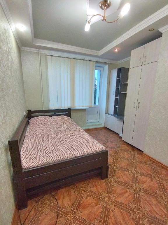 克洛佩夫尼茨基Жилье в Кропивницком的卧室配有一张床