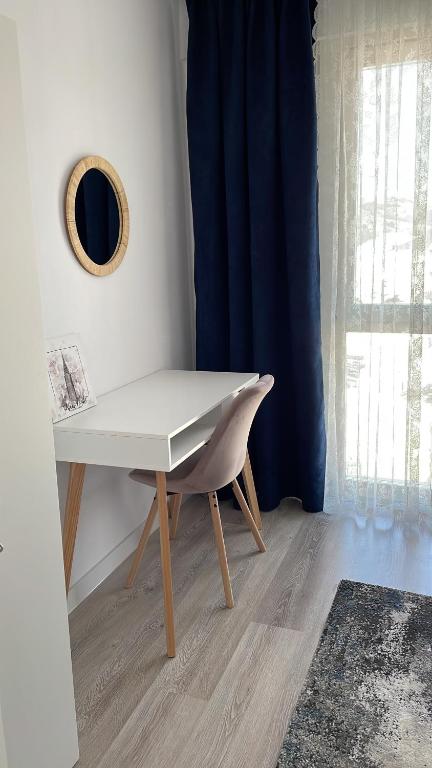 古拉哈莫卢洛伊Apartament - Housing21的白色的桌子和椅子