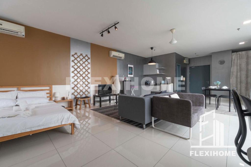 八打灵再也ATRIA SOFO Suites Petaling Jaya, Fantastic City-Wide View, Designed Suites, Spacious & Quiet Studio by Flexihome-MY的一间卧室设有一张床和一间客厅。
