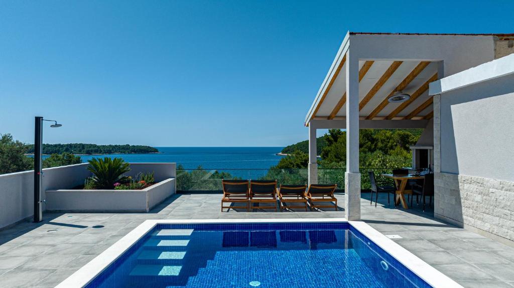 尼亚卢卡Villa Blue Panorama的海景别墅 - 带游泳池