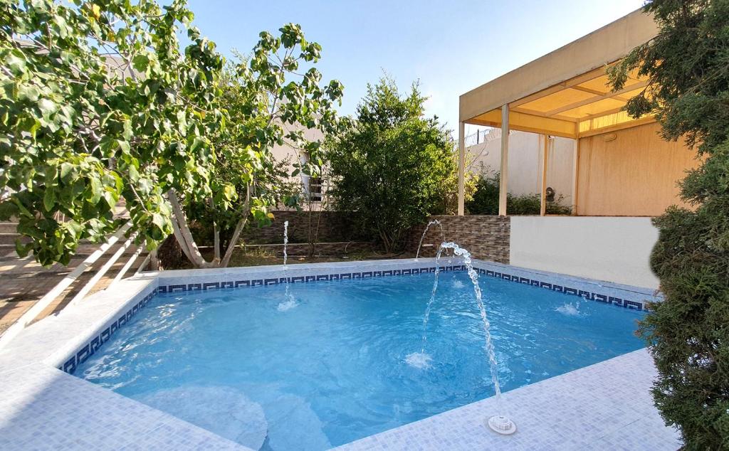 阿哈达Al Estraha Al Raqia Vila的一个带喷泉的游泳池