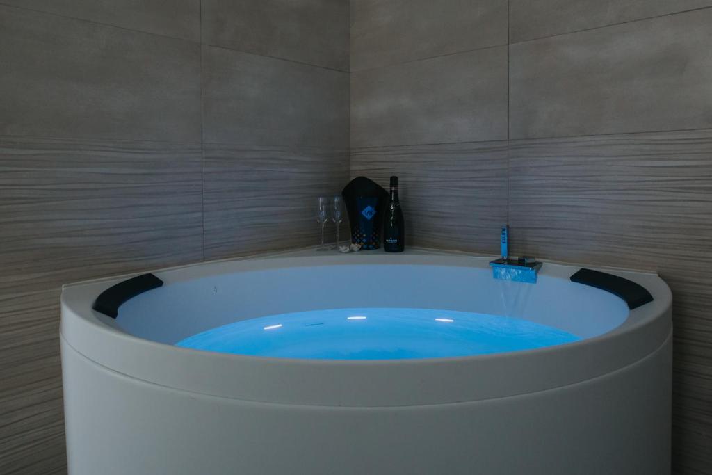 莱切B&B Nuovo Reale - CENTRO STORICO的浴室配有蓝色水浴缸。
