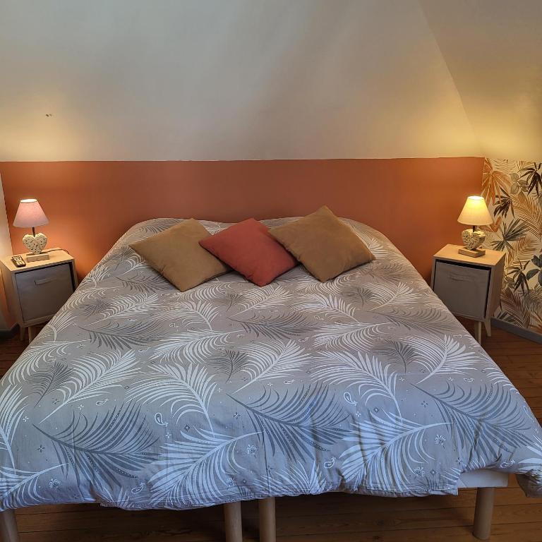 滨海卡约La myssaline的卧室内的一张床位,配有两个床头柜和两盏灯