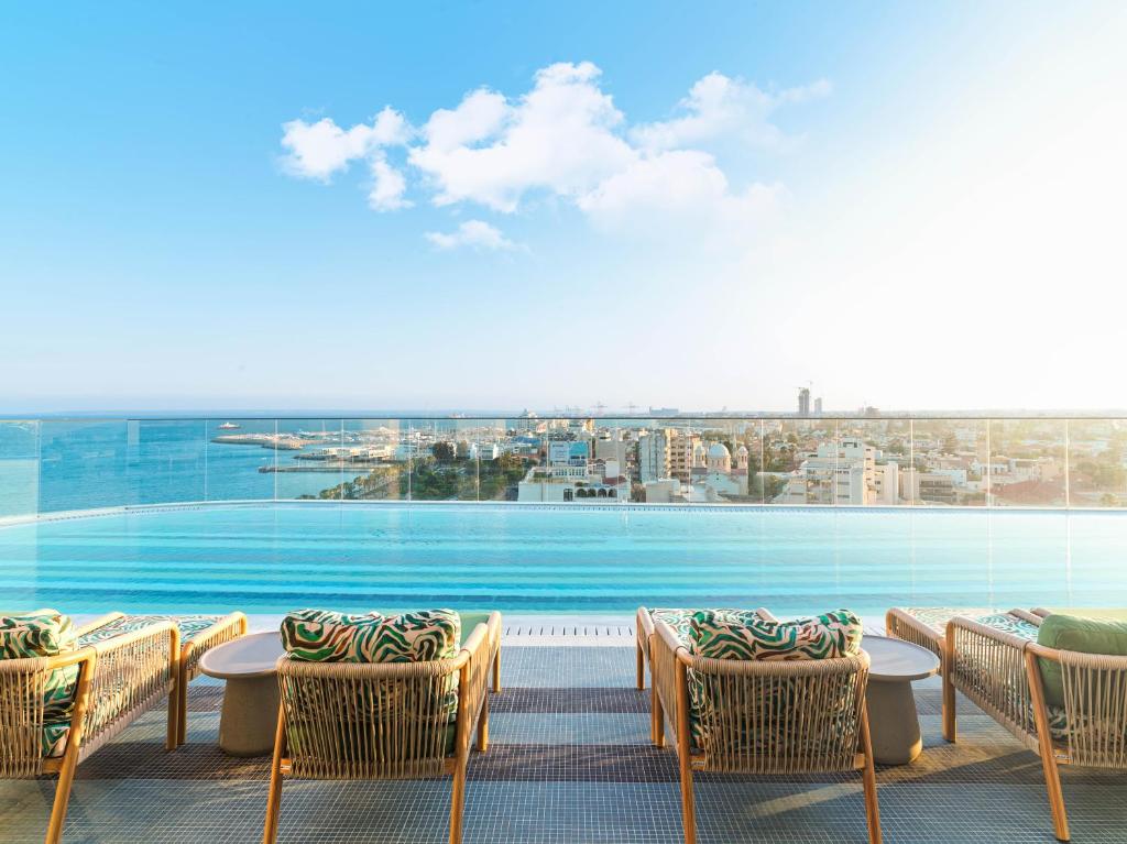 利马索尔NYX Hotel Limassol by Leonardo Hotels的从酒店阳台可欣赏到游泳池的景色