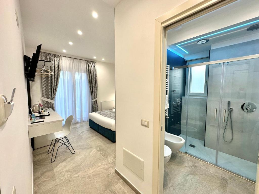 阿杰罗拉Good Vibes Luxury Rooms的带淋浴、卫生间和盥洗盆的浴室