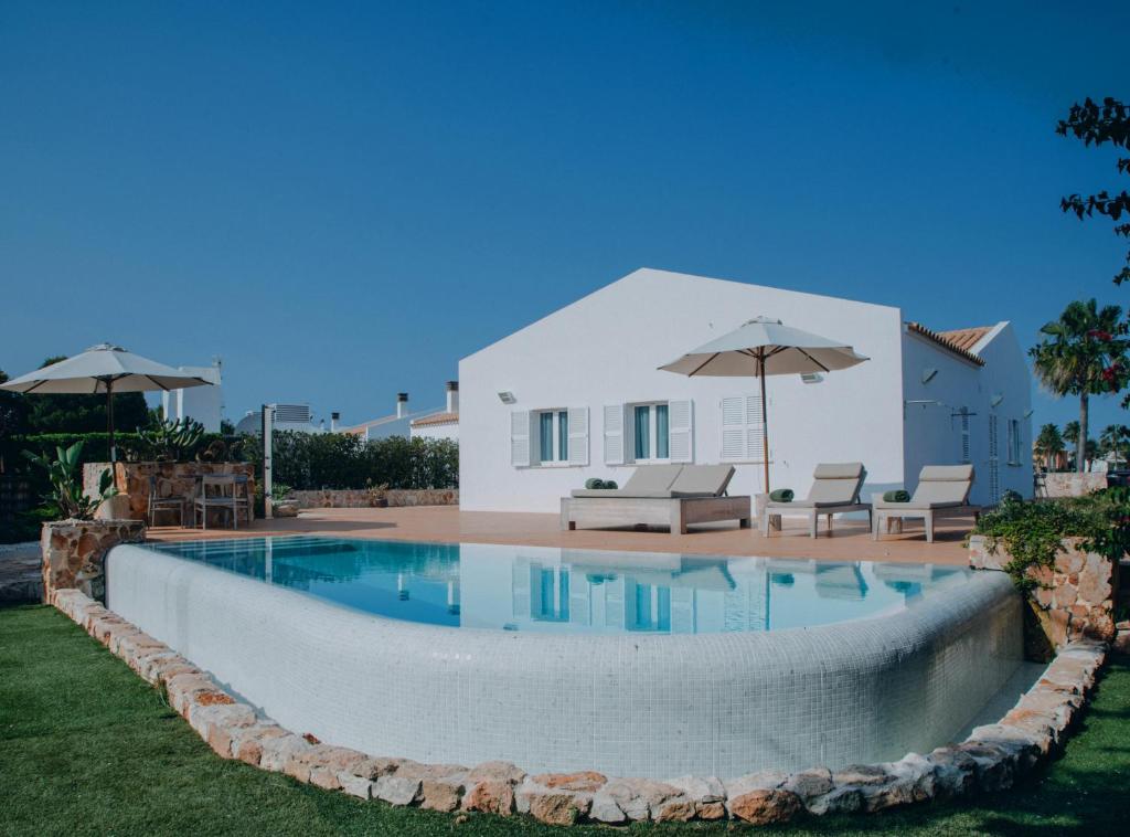 卡兰博希Lago Resort Menorca - Villas & Bungalows del Lago的别墅后院的游泳池