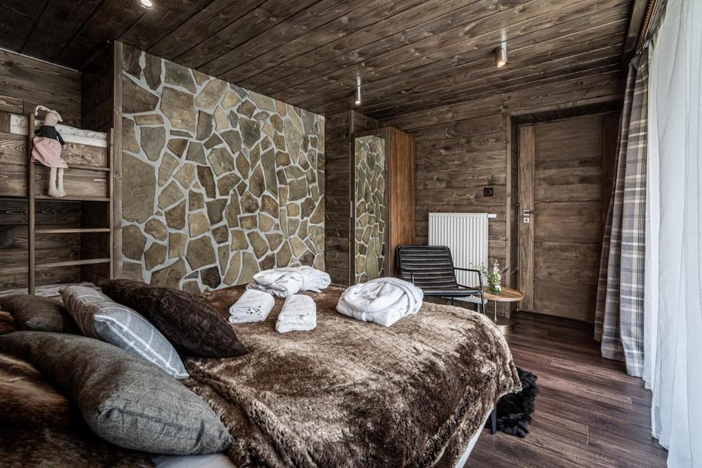 什切尔克Luxury Chalet Na Stromym Wzgórzu z sauną i balią的一间卧室配有一张大床和枕头