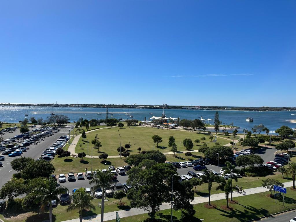 黄金海岸Ocean View Apartment at the heart of Gold Coast的水边停车场的空中景观