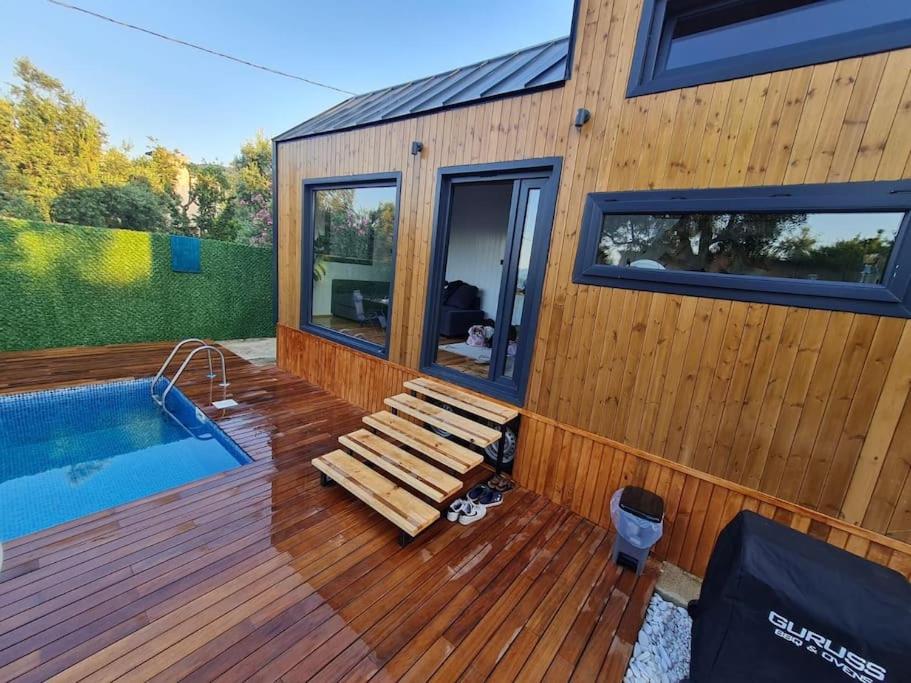 İznikAntik Tiny House的一座带木甲板和游泳池的房子