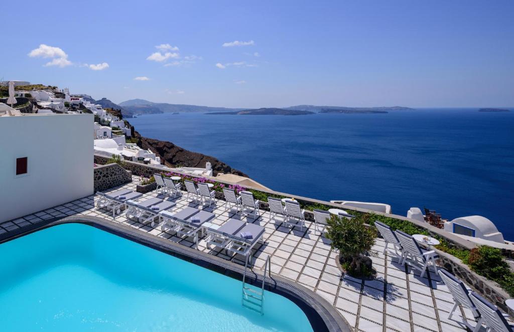 伊亚尼科斯别墅酒店的享有带游泳池的度假村的空中景致