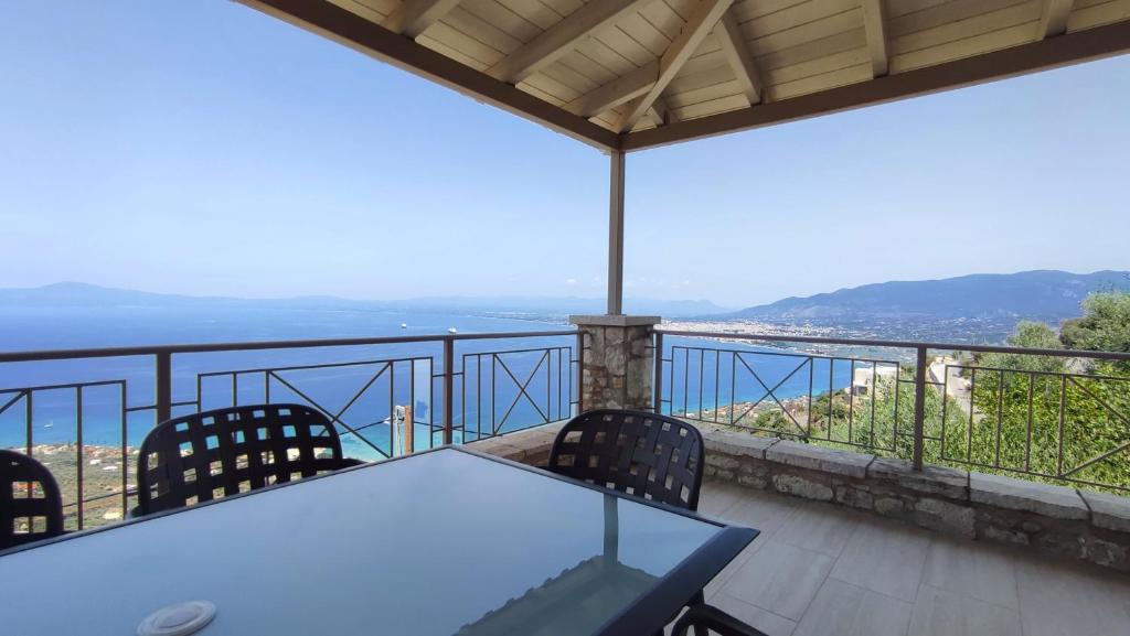 卡拉马塔Olive Stonehouses - Alkistis的美景阳台配有桌椅