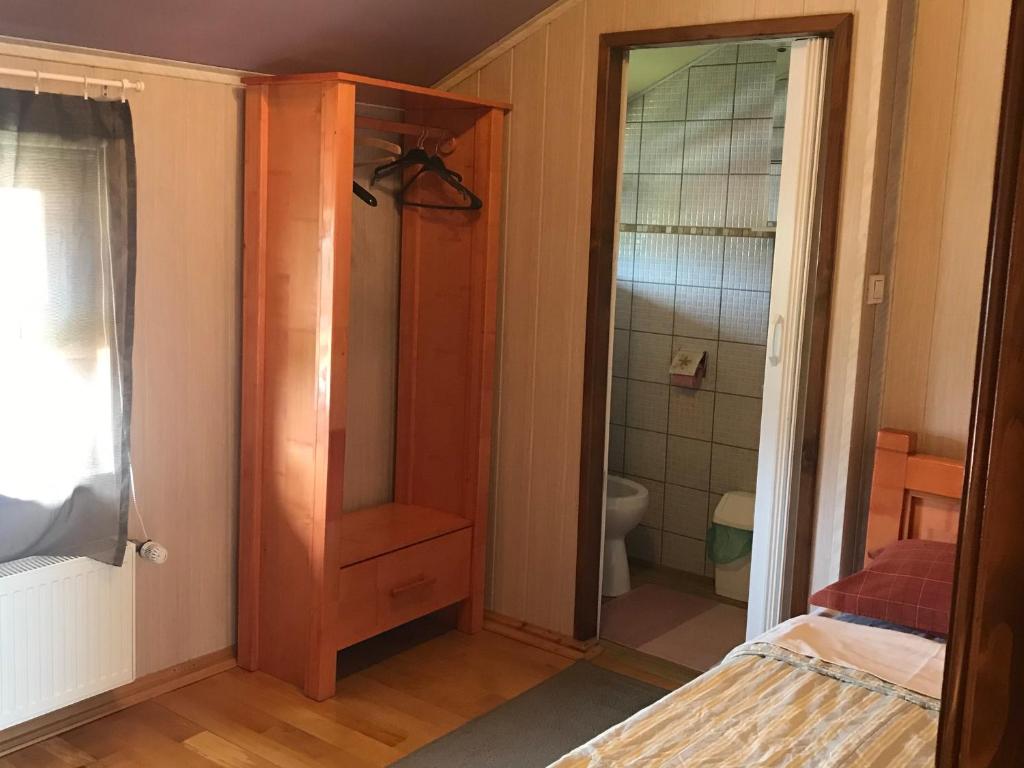 巴亚马雷Pensiunea Iona的一间卧室配有一张床,浴室设有淋浴。