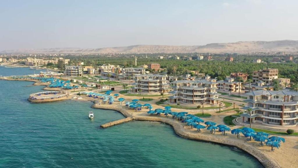 法耶兹Fanara Apartments Armed Forces的蓝伞和水的度假村空中景观