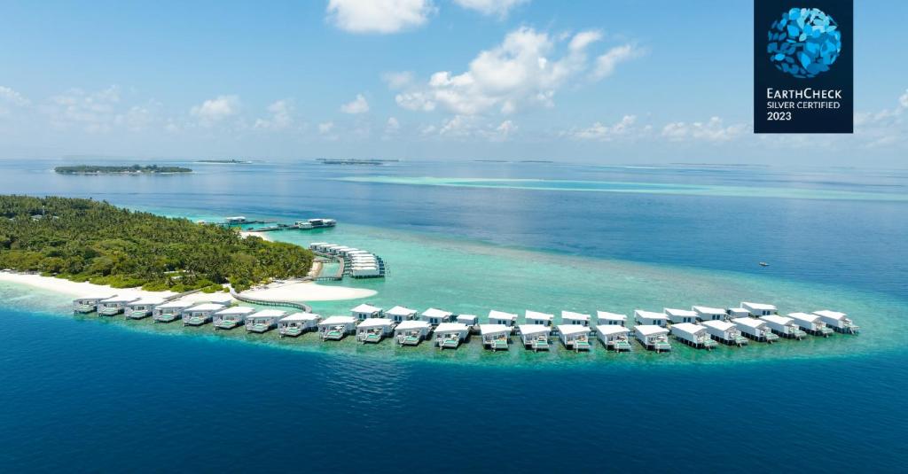 翡诺岛Amilla Maldives的海洋中的一个岛屿,有一个度假胜地