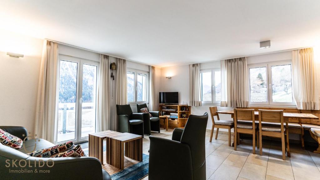 布赖滕Haus Cotton 4.5 Room Apartment的客厅配有桌椅和窗户。