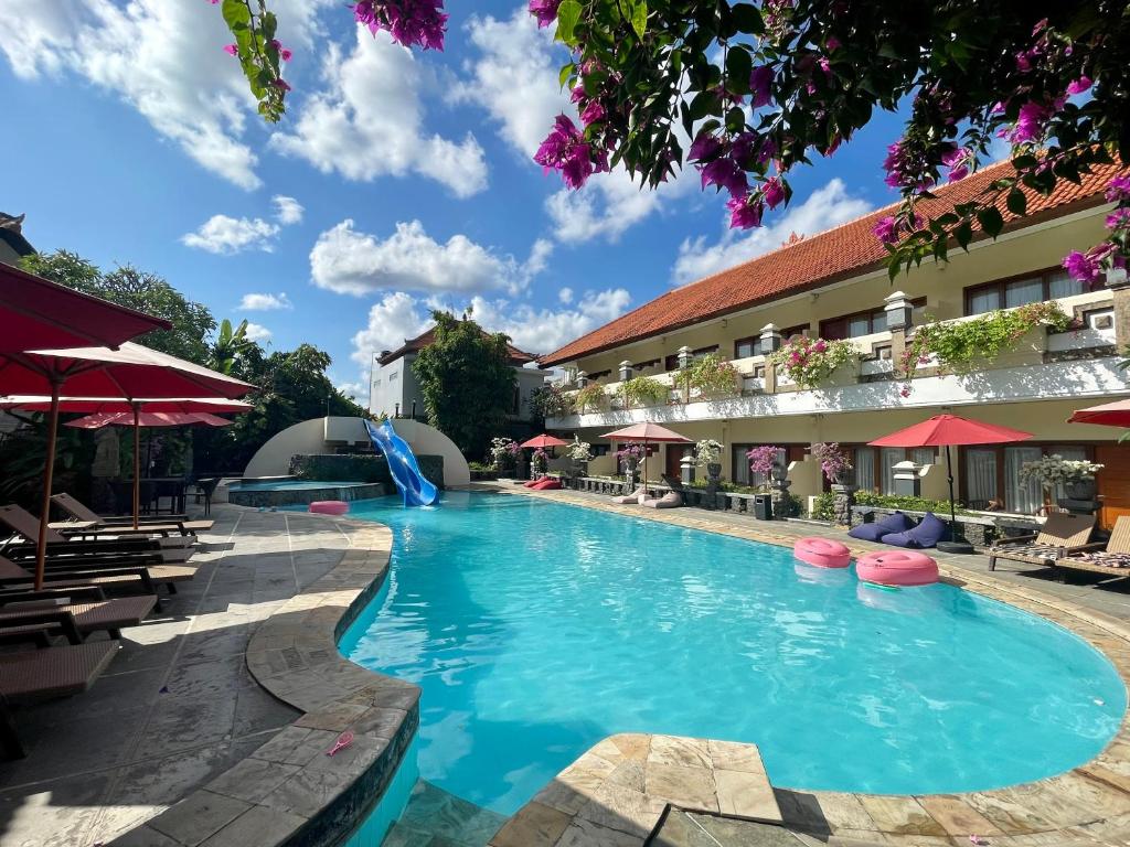 沙努尔Marine Bay Sanur的一座带滑梯的酒店游泳池