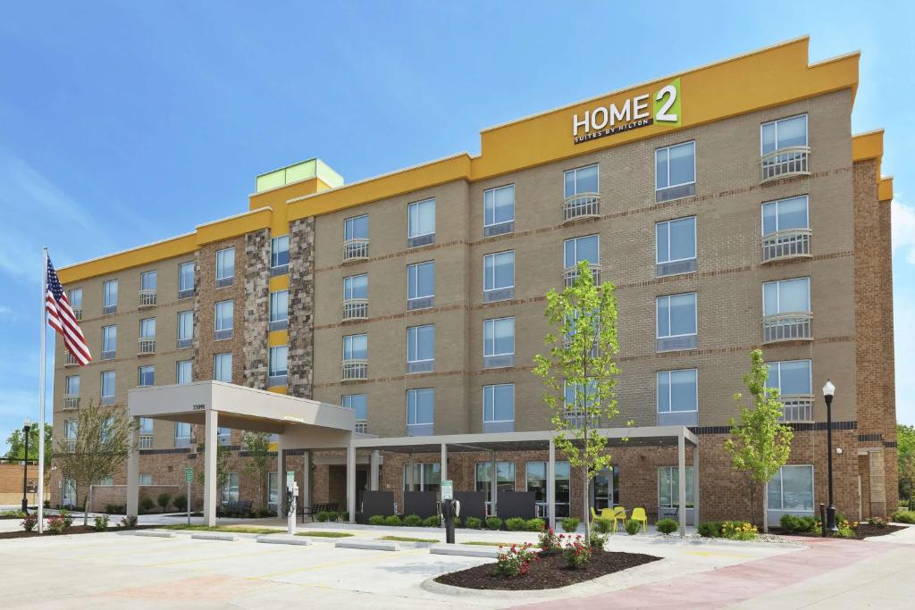 North FarmingtonHome2 Suites By Hilton West Bloomfield, Mi的带有文字的旅馆建筑形象