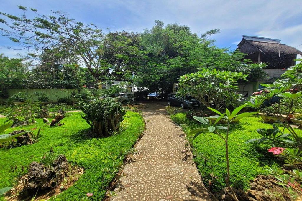 公主港Hanbee's Resort的花园,花园设有通往房屋的路径