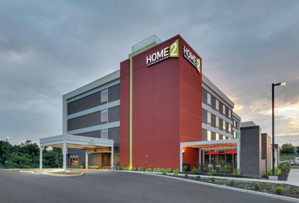 黑格斯敦Home2 Suites By Hilton Hagerstown的一座红色的大建筑,上面有酒店标志