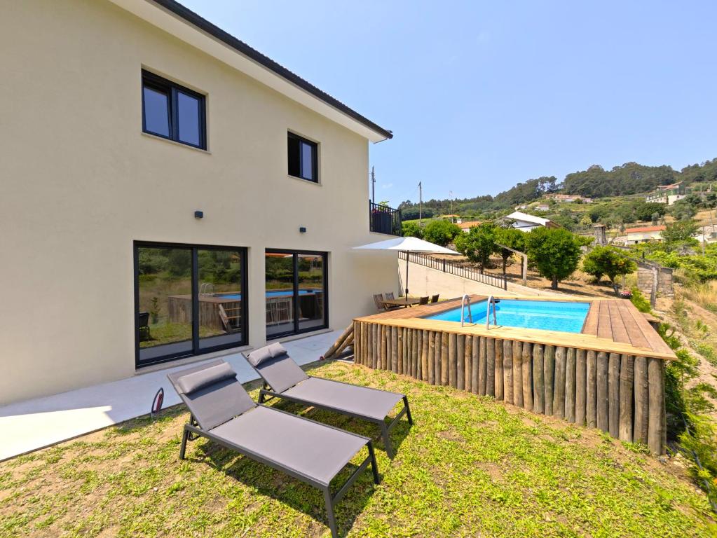 Santa Cruz do DouroCasa da Milinha - Villa with a Pool near Rio Douro的享有带游泳池的房屋后院的景致