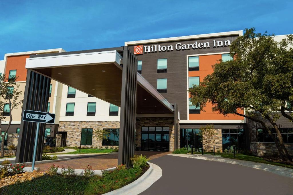 奥斯汀Hilton Garden Inn Cedar Park Austin的一座带学园入口的办公楼