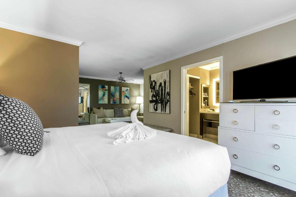 小石城The Burgundy Hotel, Tapestry Collection by Hilton的卧室配有白色床和平面电视