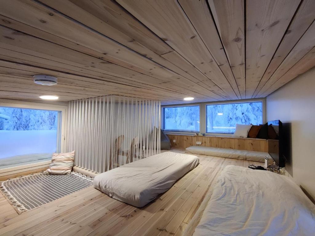 索特Pikkuhukka的一间卧室,卧室内配有一张大床