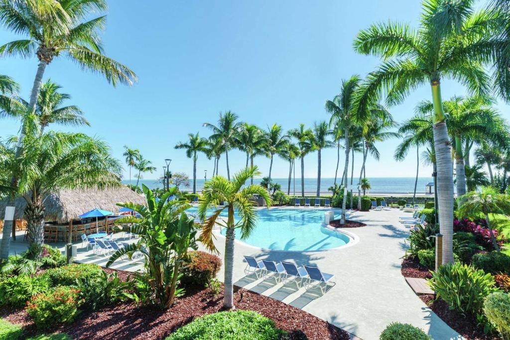 基韦斯特Hampton Inn Key West FL的享有棕榈树度假村的游泳池景致