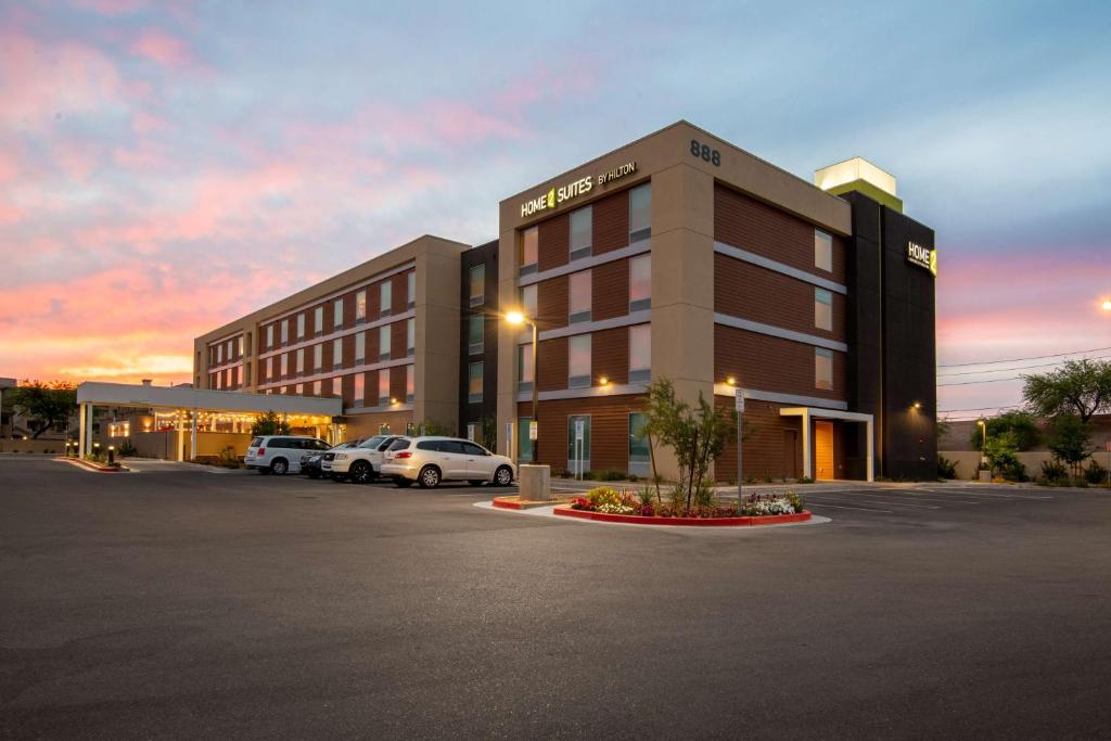 凤凰城Home2 Suites By Hilton Phoenix Airport North, Az的停车场内有车辆的旅馆