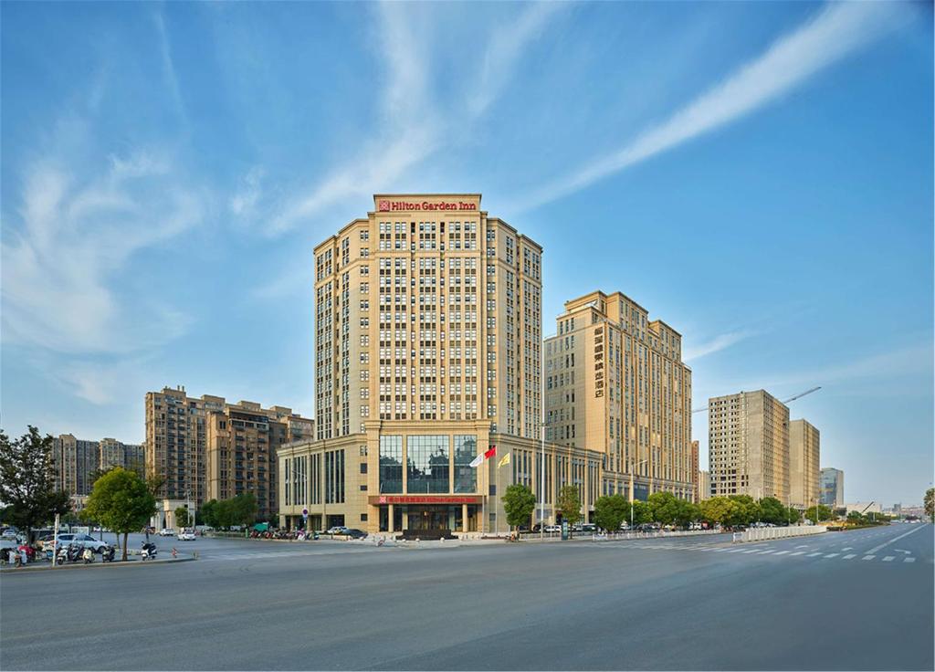 徐州徐州云龙希尔顿花园酒店的一座城市中高楼的大型建筑