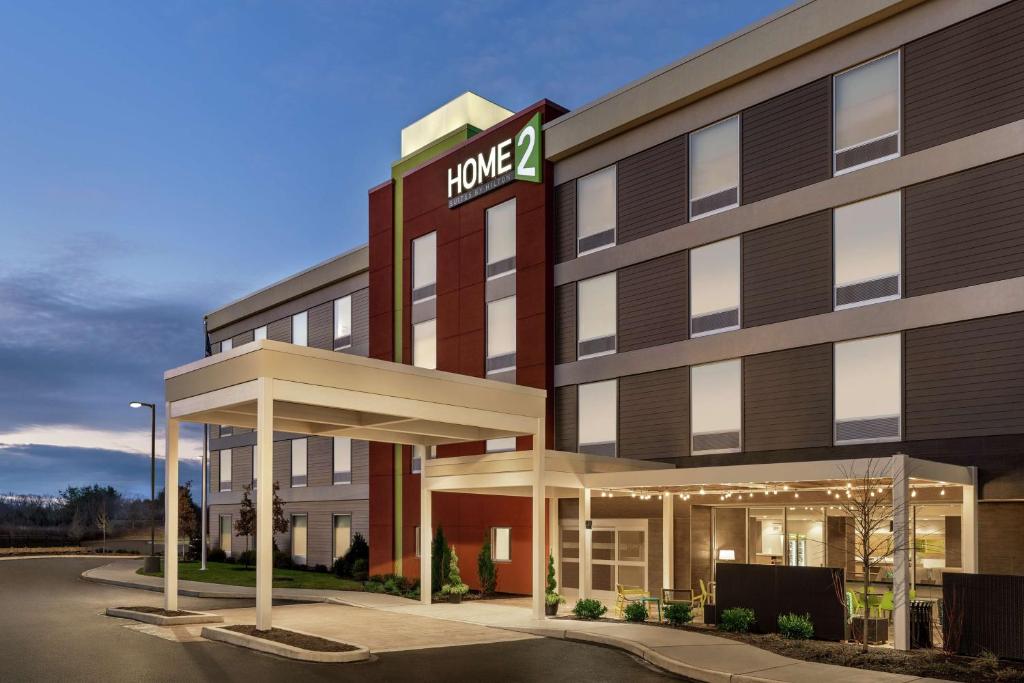 格伦米尔斯Home2 Suites By Hilton Glen Mills Chadds Ford的上面有豪宅标志的酒店大楼