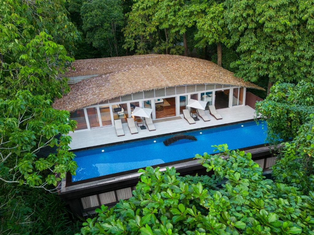 哈夫洛克岛Taj Exotica Resort & Spa, Andamans的享有带游泳池的房屋的空中景致