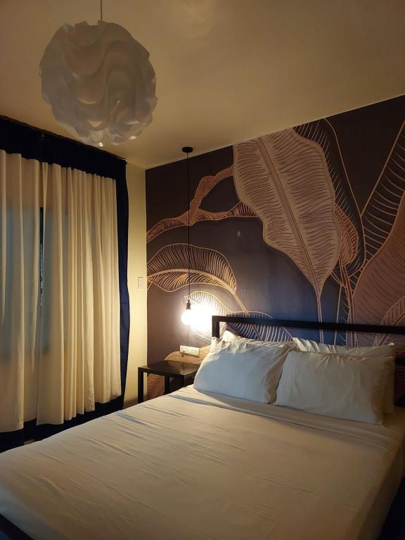 莫阿尔博阿MOHO的一间卧室配有一张大床和大床头板