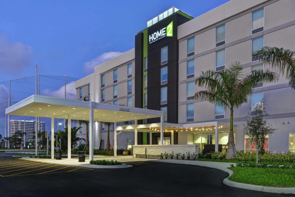 西棕榈滩Home2 Suites By Hilton West Palm Beach Airport的享有酒店外部的景色