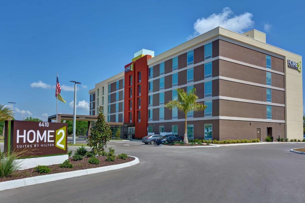 萨拉索塔Home2 Suites by Hilton, Sarasota I-75 Bee Ridge, Fl的大楼前的家居酒店标志