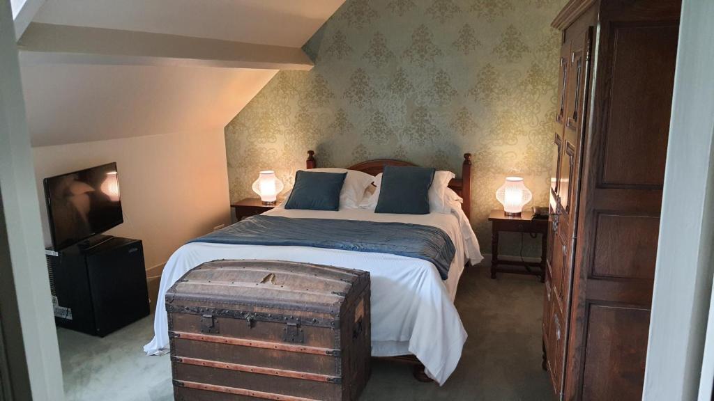Germigny-lʼEvêqueLOGIS - Hôtel & Restaurant Le Gonfalon的一间卧室设有一张大床和两个床头柜