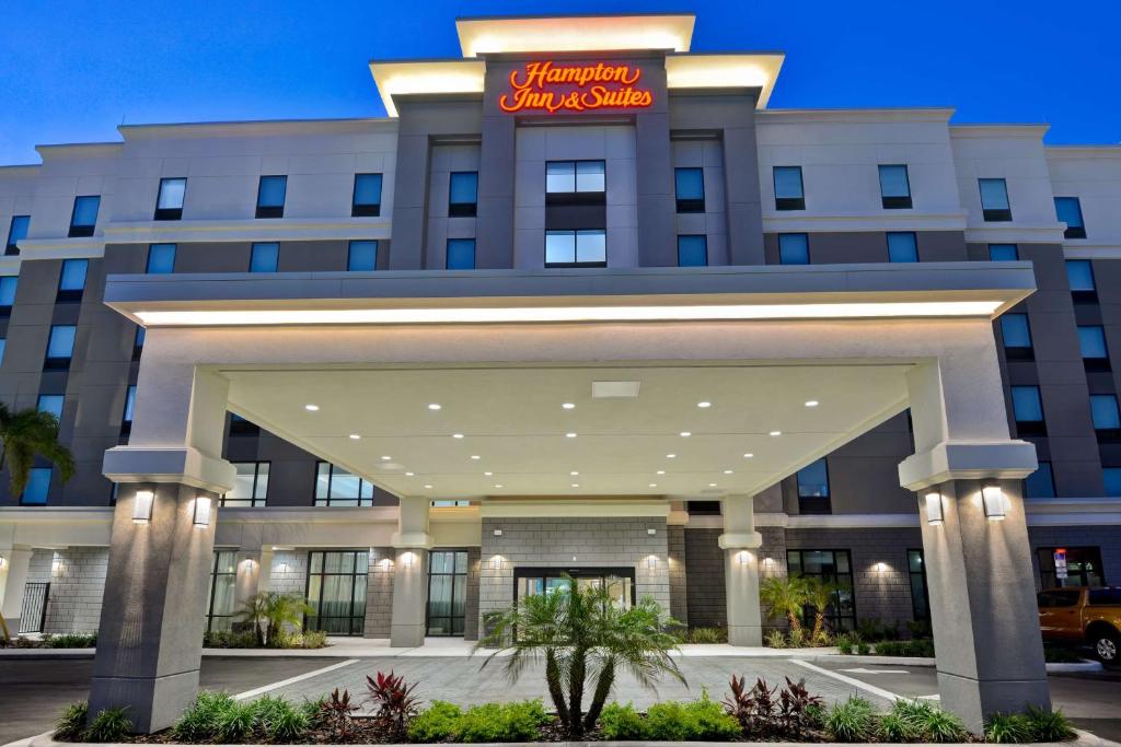 坦帕Hampton Inn & Suites Tampa Riverview的 ⁇ 染哈普顿旅馆套房入口的 ⁇ 染