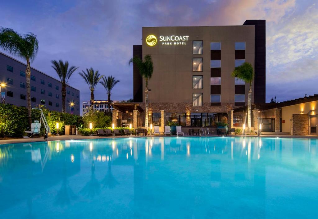 安纳海姆SunCoast Hotel Anaheim, Tapestry Collection by Hilton的酒店前方的大型游泳池